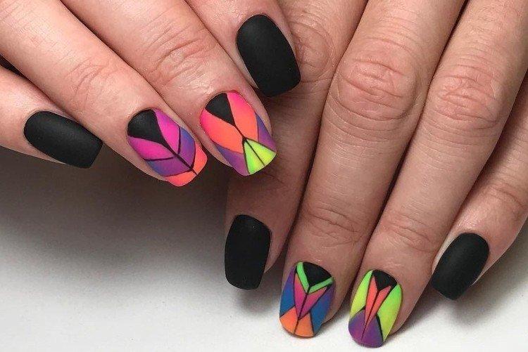 Черный маникюр с яркими цветами