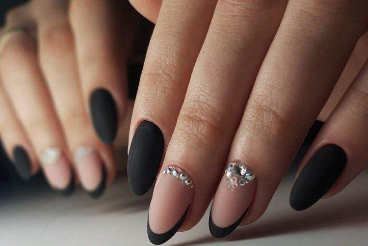 Черный френч и лунный маникюр