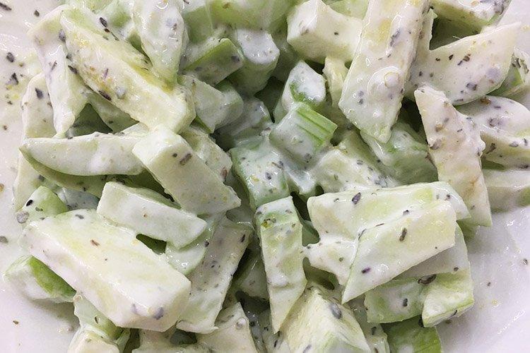 Десертный салат из сельдерея с киви