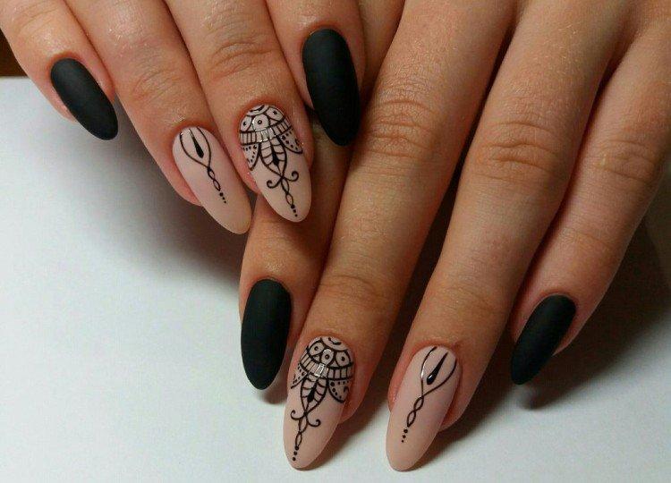 Нюдовый маникюр с черным