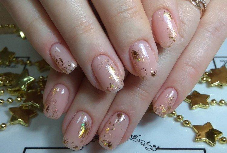 Нюдовый маникюр с фольгой