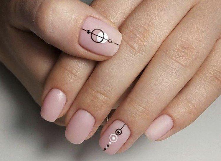 Нюдовый маникюр с геометрией