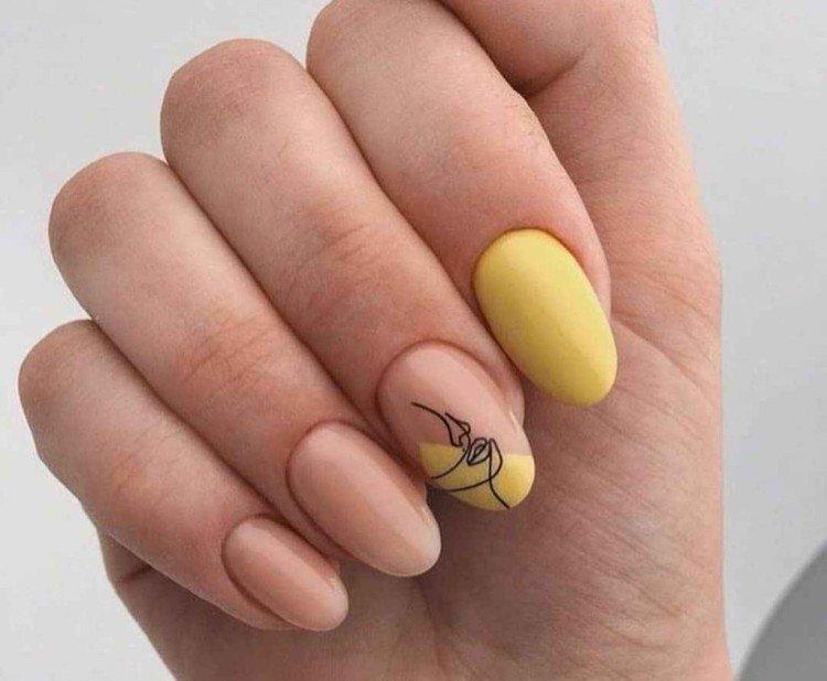 Нюдовый маникюр с желтым