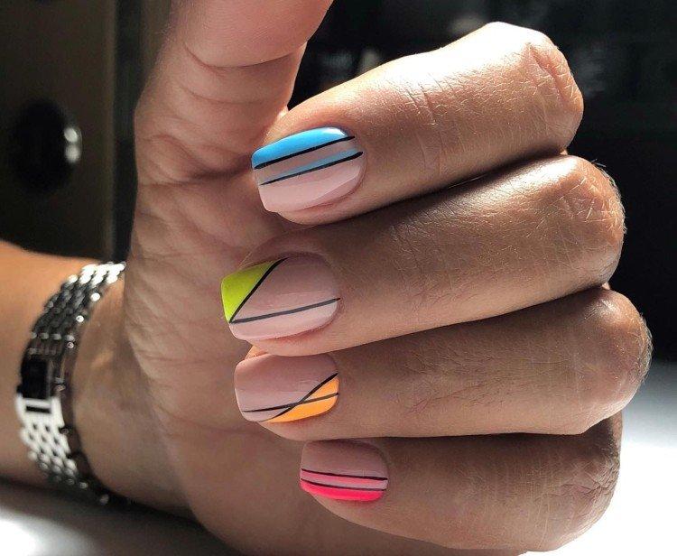 Нюдовый маникюр с яркими цветами