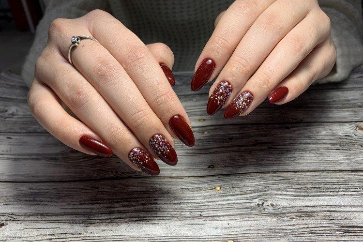 Красный маникюр с блестками