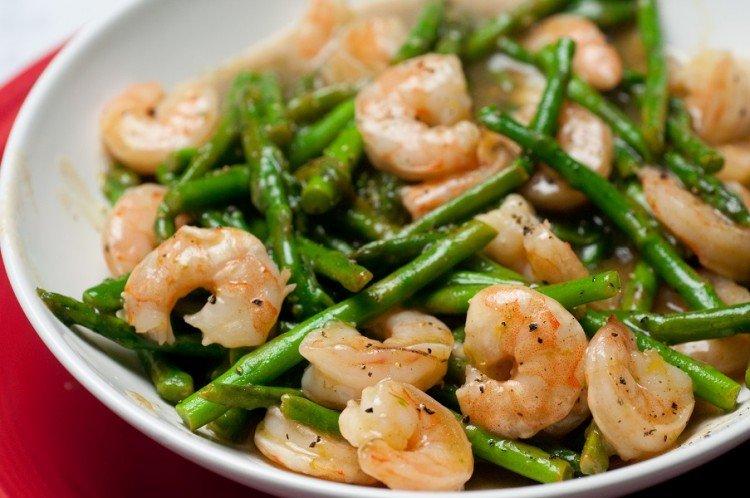 Салат из креветок со спаржей