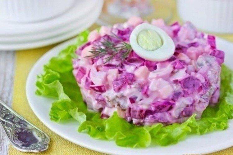 Салат из отварной рыбы с овощами и сметаной