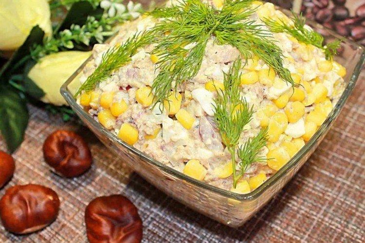 Рыбный салат из консервированной сайры с томатами