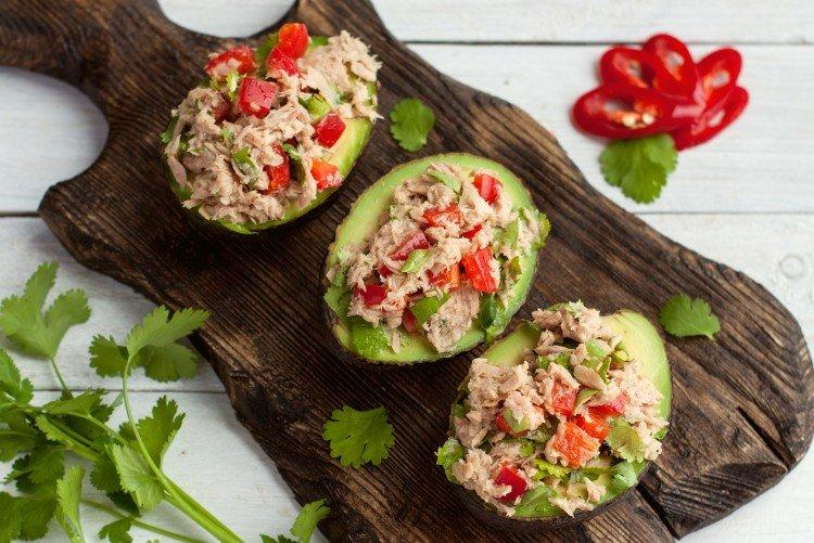 Рыбный салат из скумбрии и авокадо