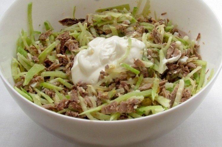Салат с курицей и редькой