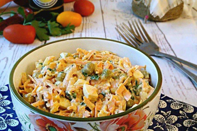 Морковный салат с горошком