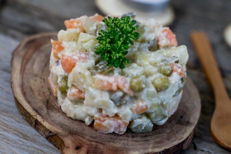 Вегетарианский «Оливье» с зеленым горошком