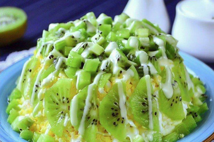 Салат с зеленым горошком, огурцами и киви