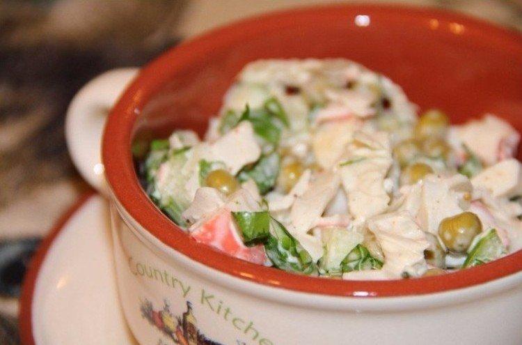 Салат с крабовым мясом и зеленым горошком