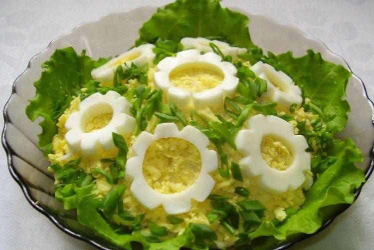 Салат с зеленым горошком и беконом