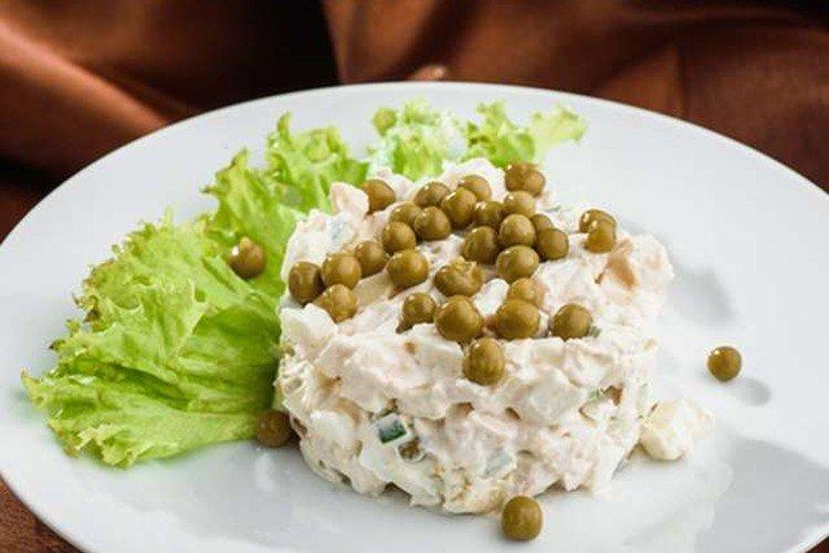 Салат с запеченной уткой и зеленым горошком