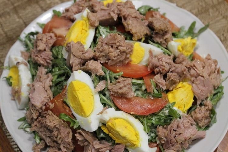 Салат из тунца с сырной заправкой
