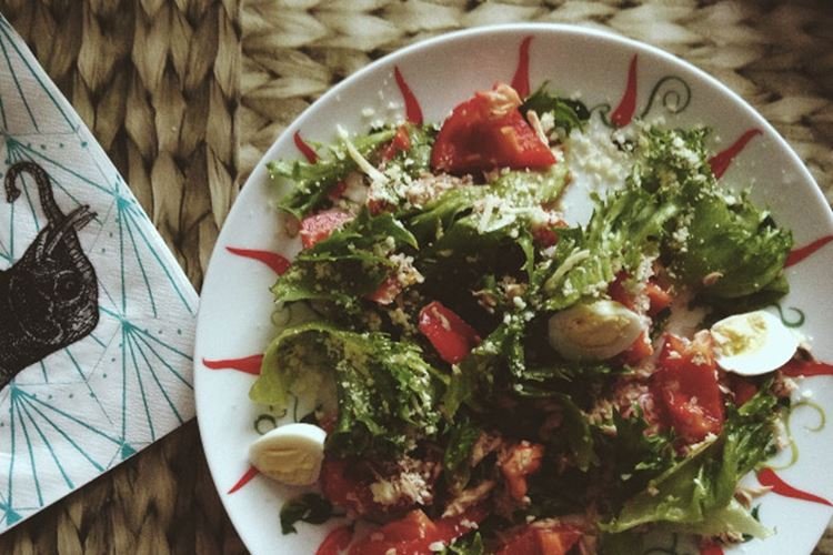 Салат с тунцом, каперсами и перепелиными яйцами