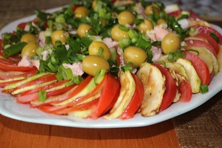 Салат с тунцом и кабачками