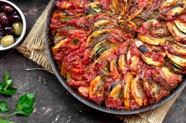 Греческое овощное рагу с кабачками