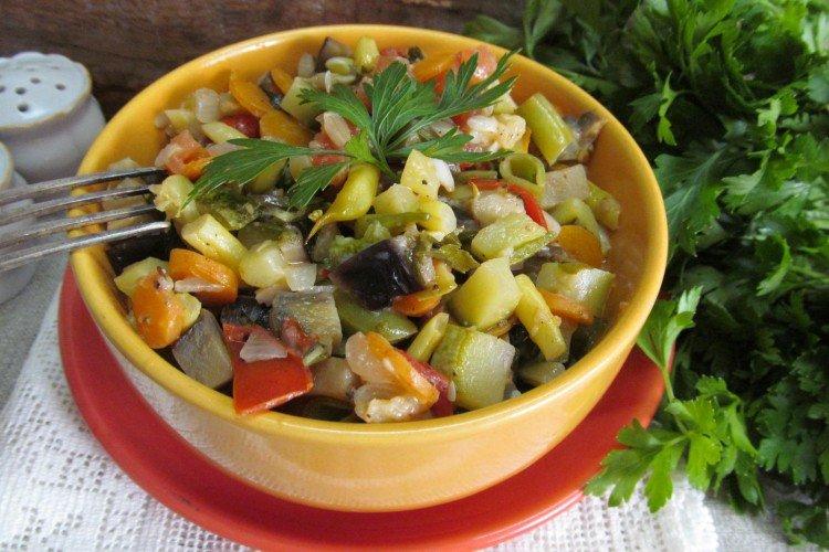 Кабачковое рагу со сметанным соусом