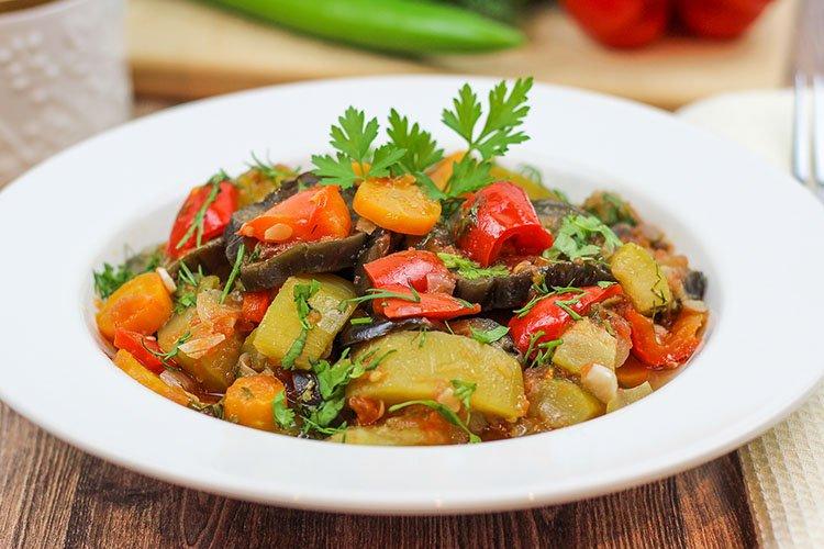 Постное овощное рагу с кабачками