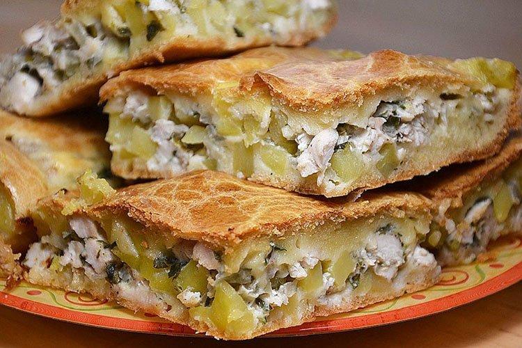 Курник из слоеного теста с курицей картофелем
