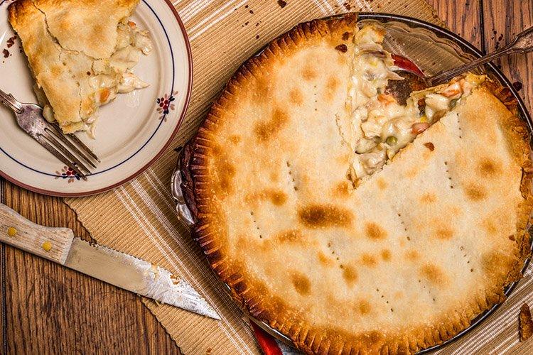 Дрожжевой курник с курицей и картошкой