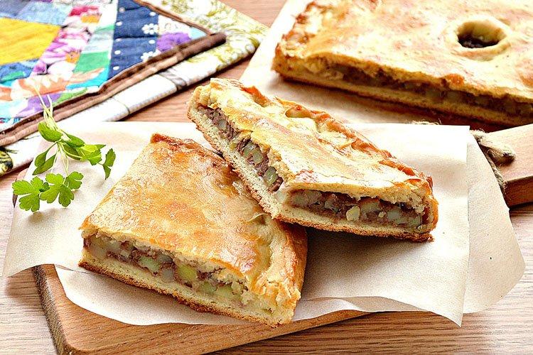 Заливной курник с курицей, картофелем и луком