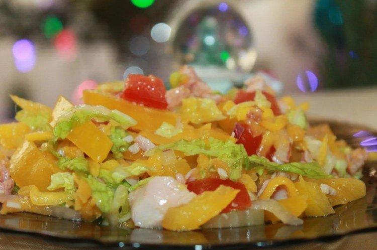 Салат с копченой курицей и манго