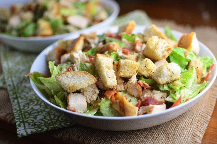 Салат «Цезарь» с копченым куриным филе
