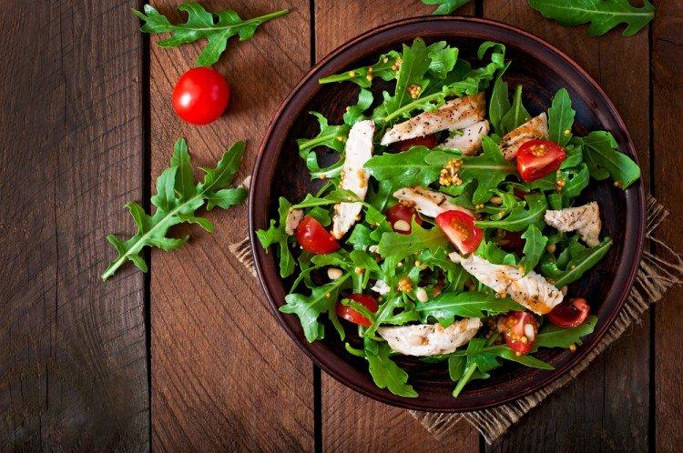 Салат с копченой курицей и рукколой