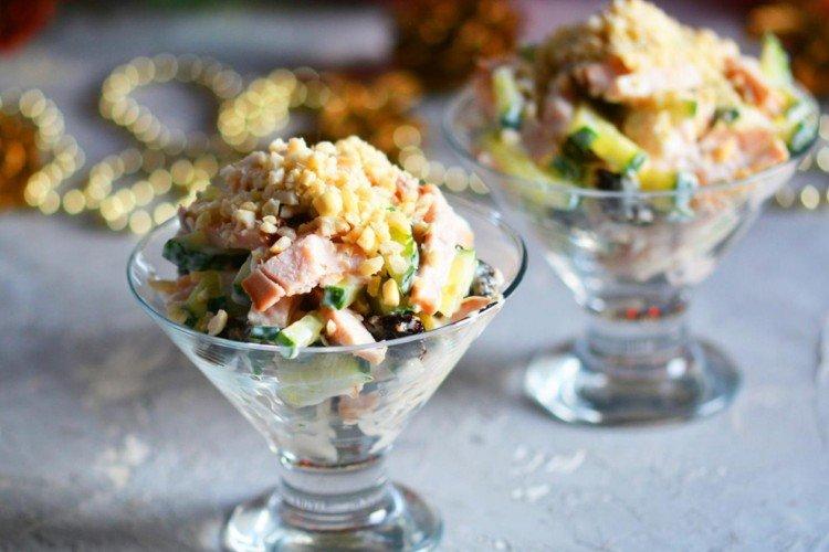 Салат из копченой курицы в бокалах