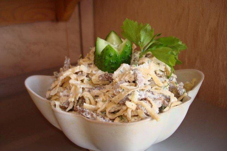 Итальянский салат с копченой курицей и блинчиками