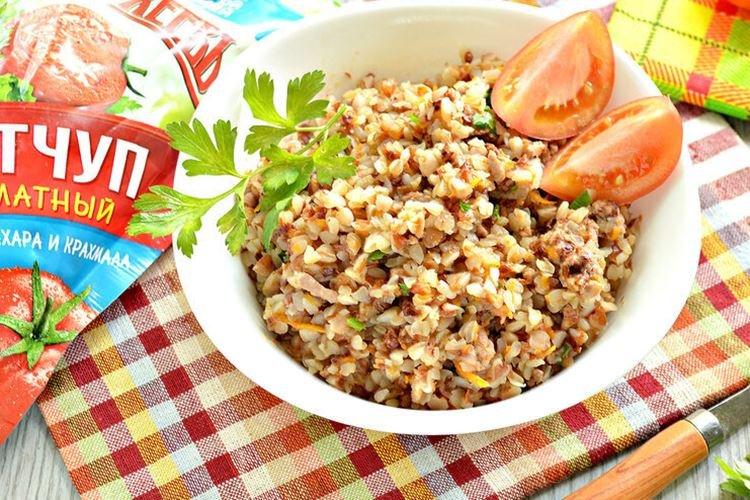 Гречка с фаршем и томатами