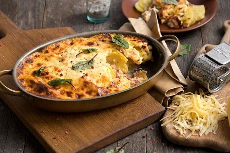 Картофельная запеканка с сыром и грудинкой