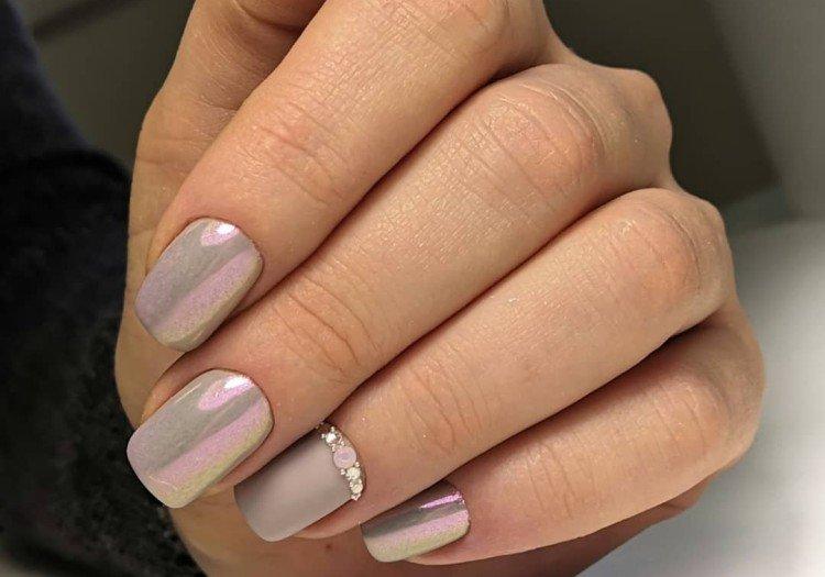 Бежевый маникюр с втиркой