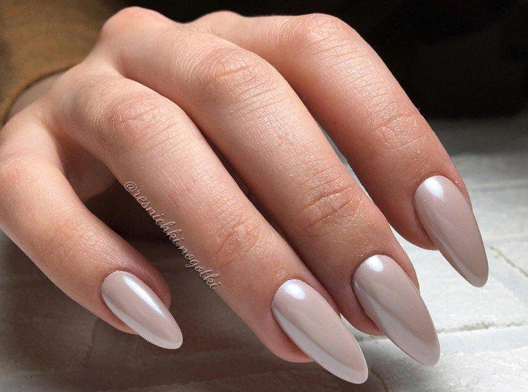 Бежевый маникюр с втиркой