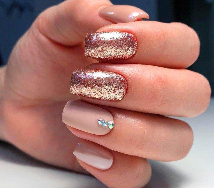 Бежевый маникюр с блестками