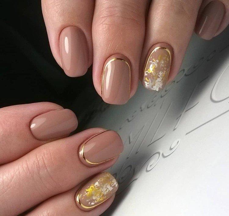 Бежевый маникюр с золотом