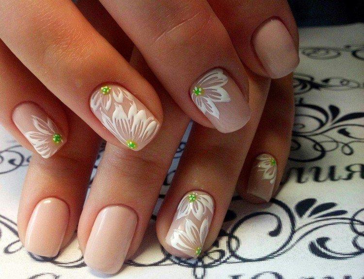 Бежевый маникюр - фото и идеи