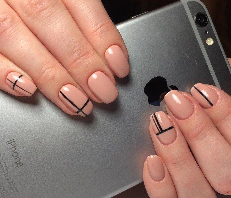 Бежевый маникюр с темными цветами