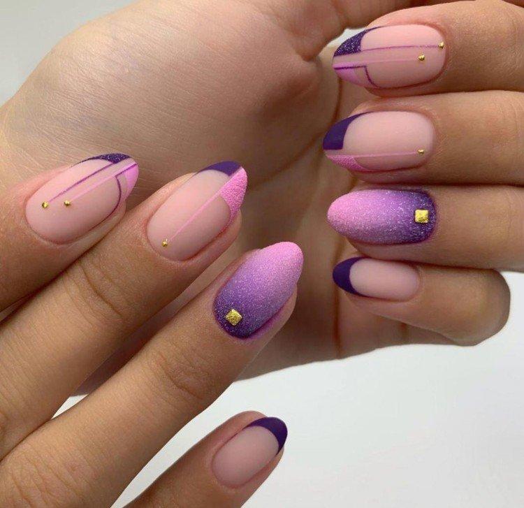 Бежевый маникюр с темными цветами