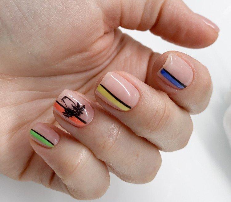 Бежевый маникюр с яркими цветами