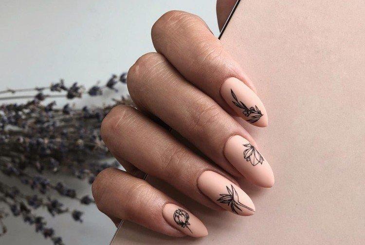 Бежевый маникюр с наклейками и стемпингом