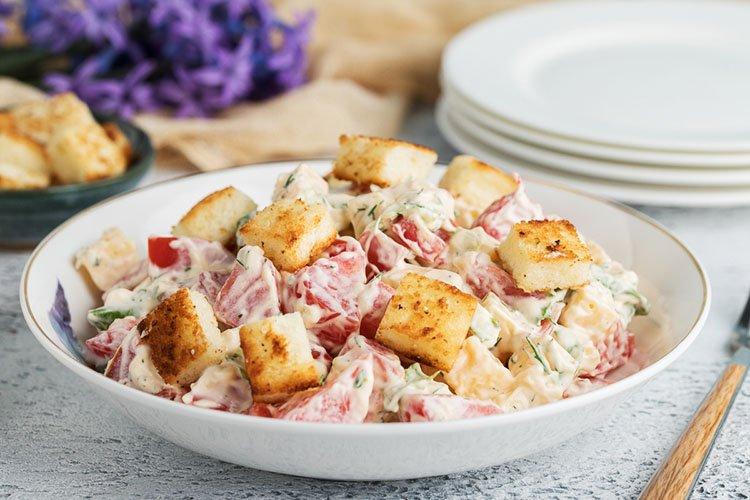 Салат «Лакомка» с помидорами и сухариками