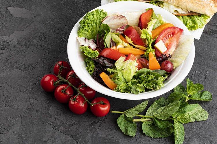 Салат с помидорами и свежей мятой