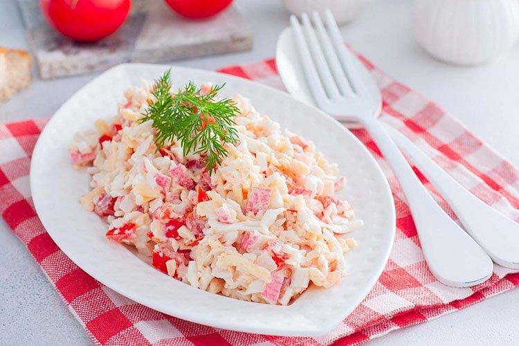 Салат с помидорами, моцареллой и крабовыми палочками