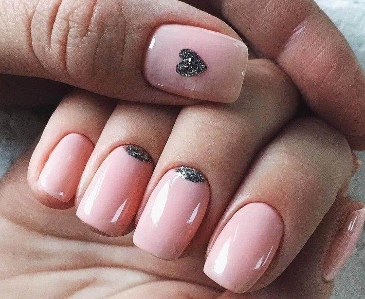 Розовый нейтральный маникюр