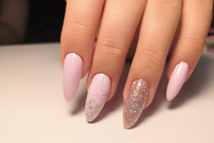 Розовый маникюр с блестками